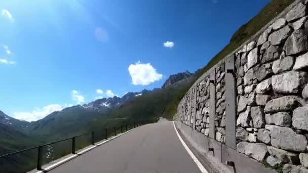 スイスのFurkapassの山道を運転する車のダッシュカムビュー 道路は非常に薄く 狭いです アルプスの危険な道だ — ストック動画