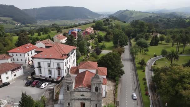 Letecký Snímek Starého Kostela Colombres Asturias Horami Zelenou Krajinou Okolí — Stock video