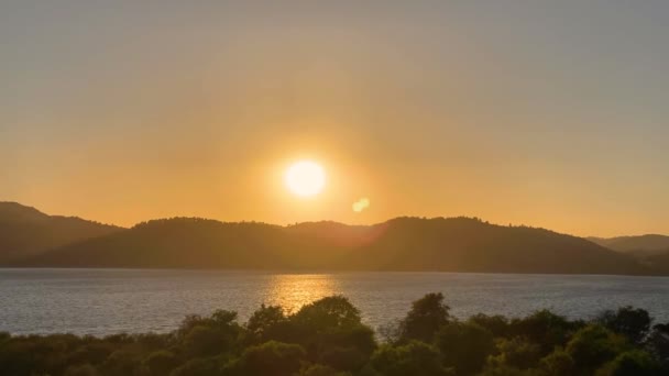 美丽而浪漫的海滨落日在葡萄牙的大西洋海岸上 有些风轻柔地吹拂着 太阳消失在一座山后 — 图库视频影像