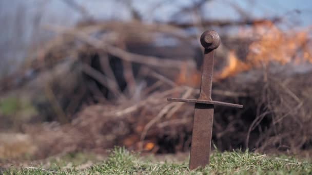 金属剑在篝火前 中年人的概念 — 图库视频影像