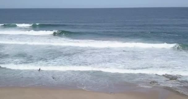 慢动作冲浪者在一个海浪无人机镜头 几内亚冲浪点 — 图库视频影像