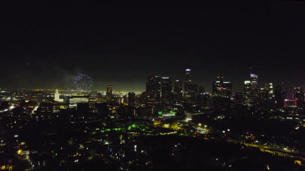 Aerial Pull Back Downtown Skyline Během Července Ohňostrojem Vzduchu — Stock video