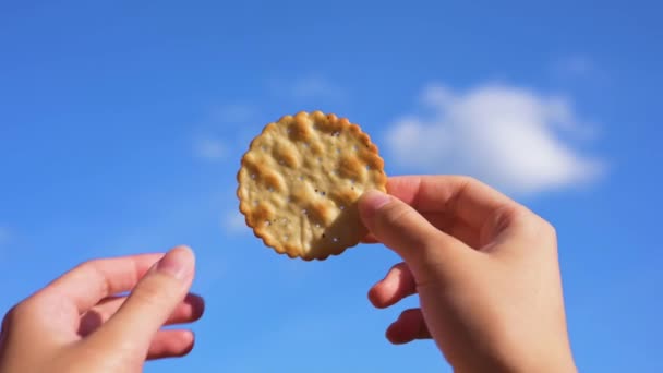 Dividindo Biscoito Sob Céu Azul — Vídeo de Stock