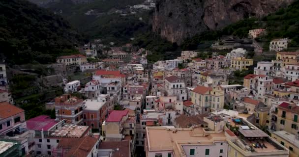 Ciudad Amalfi Vista Aérea Baja Dolly Encima Edificios Hacia Las — Vídeos de Stock