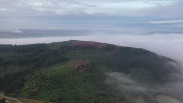 Alto Vuelo Aéreo Desde Detrás Roseberry Topping Hacia Monumento Del — Vídeos de Stock