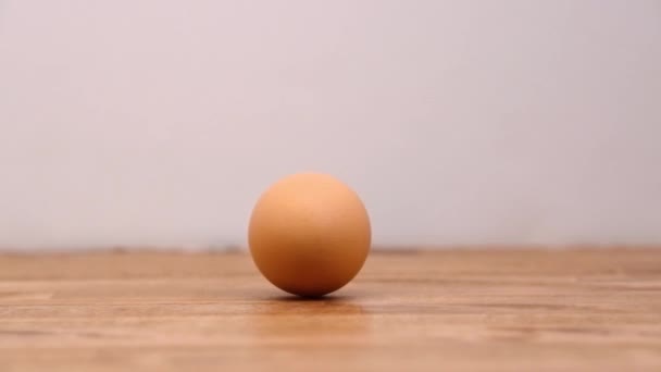 农场新鲜的褐色鸡蛋慢动作地在木板上旋转成圆圈 — 图库视频影像