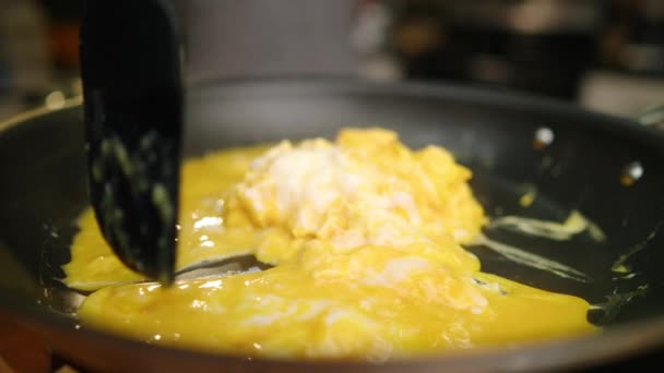 Chef Roerei Heldere Gele Eieren Hete Pan Met Spatel Slow — Stockvideo