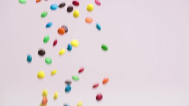 Bunte Schokoladenbonbons Fallen Auf Weißem Hintergrund Durch Die Luft — Stockvideo