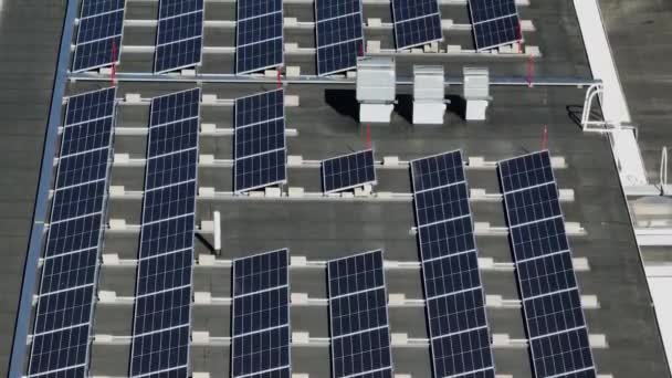 Letecký Pohled Solární Panely Střeše Budovy Léto Finsku Náklon Výstřel — Stock video