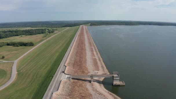 Larga Imagem Aérea Descendente Barragem Clinton Lake Kansas — Vídeo de Stock