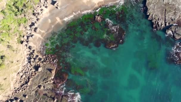 Letecký Snímek Křišťálově Čisté Oceánské Pláže Frazer Útes Skalnaté Pobřeží — Stock video