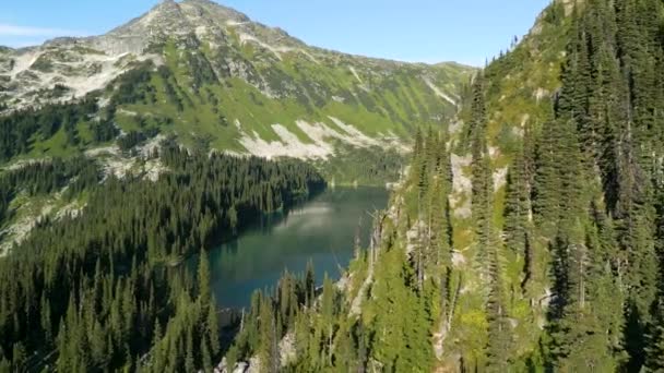 在山脊后面露出蓝色的湖泊 空中射击 — 图库视频影像