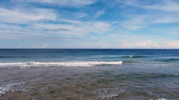 ドローン空中風景太平洋で待っているサーファーのショットビューラインアップ砂州の銀行旅行観光風景エントランスセントラルコーストニューサウスウェールズ州オーストラリア4K — ストック動画