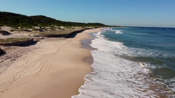 砂浜を歩く風光明媚な風景の場所の人のドローン航空パンショットエントランスソルダーズビーチセントラルコーストニューサウスウェールズ州ブッシュランド砂丘オーストラリア4K — ストック動画