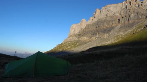 Man Getting His Tent Fresh Morning Looking Sun Lit Rock — Vídeo de Stock