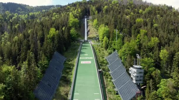 位于Zakopane附近Tatra山区的 Wielka Krokiew Ski Jumping Hill体育场是波兰南部一个旅游胜地 具有传统的Goral建筑 — 图库视频影像