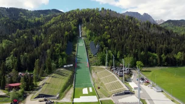 位于Zakopane附近Tatra山区的 Wielka Krokiew Ski Jumping Hill体育场是波兰南部一个旅游胜地 具有传统的Goral建筑 — 图库视频影像