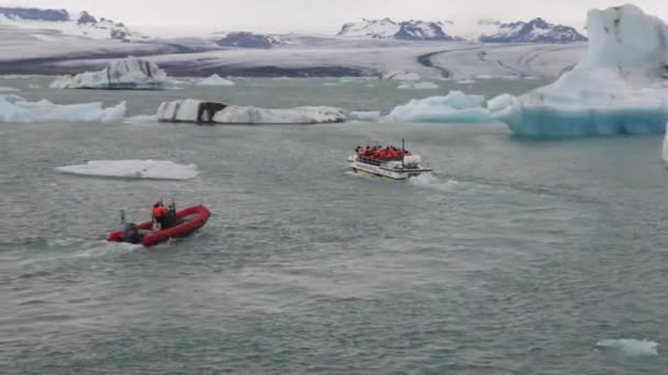 Glaciärlagunen Island Med Turistbåt Ridande Genom Vattnet — Stockvideo