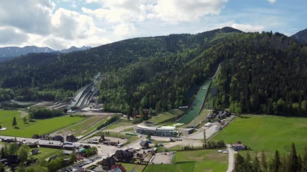 자코파네 타트라 산맥에 Ski Jumping Hill 경기장은 폴란드 남부에서 열리는 — 비디오