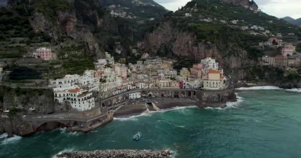 Epic Aerial View Amalfi Town Southern Italy Black Sand Beach — Vídeos de Stock