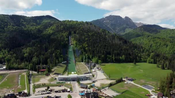 Wielka Krokiew Ski Jumping Hill位于波兰南部旅游胜地Zakopane附近的Tatra山区 该镇拥有传统的Goral建筑 Static — 图库视频影像