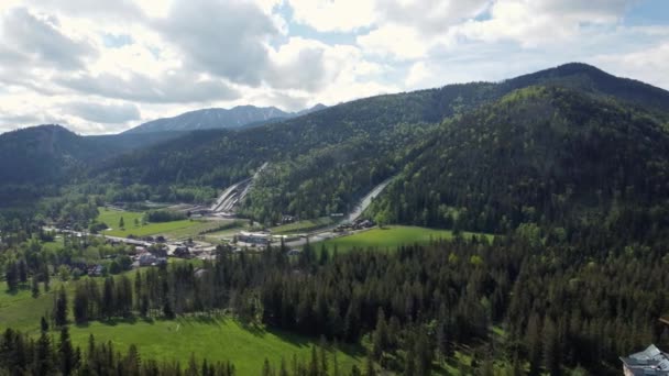 Wielka Krokiew 波兰Ski Jumping Hill体育场是Zakopane附近Tatra山脉滑雪者和波兰南部传说中的Giewont峰4K赛道的体育场 — 图库视频影像