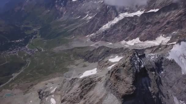 Vista Aérea Drone Olhando Para Vale Verde Muito Abaixo Terreno — Vídeo de Stock