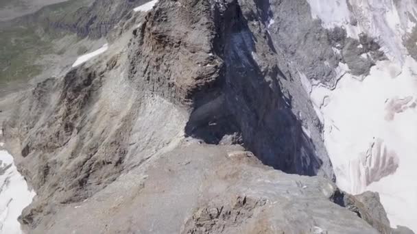 从高山的边缘俯瞰陡峭的斜坡 无人机的空中景色在崎岖的地形上方旋转 山脊上的可怕景象 — 图库视频影像