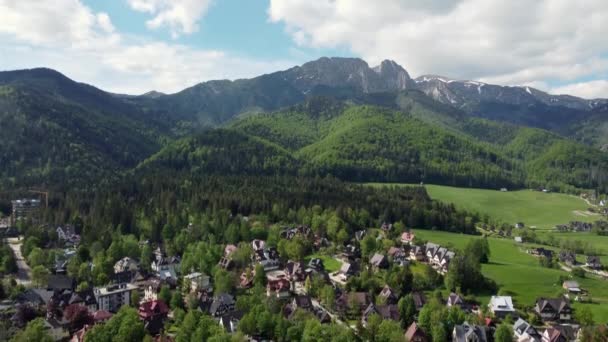 폴란드의 산맥에 전설적 봉우리의 폴란드 자코파네 근처의 양식의 전통적 휴양지 — 비디오