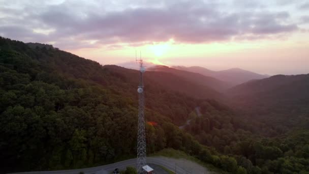 Antenne Passeren Communicatietoren Bij Zonsopgang Bij Boone North Carolina — Stockvideo