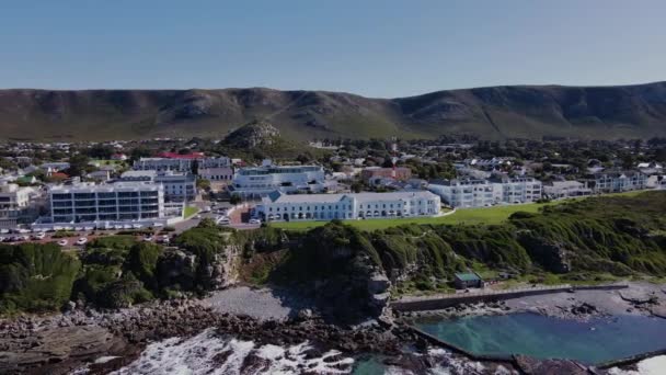 Arco Aéreo Costa Hermanus Revela Destino Férias Beira Mar Cênica — Vídeo de Stock