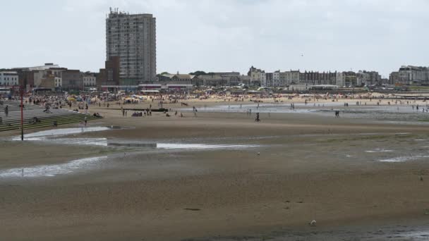 Margate Beach Kings Steps Low Tide Viewed Harbour Arm Uzamčeno — Stock video