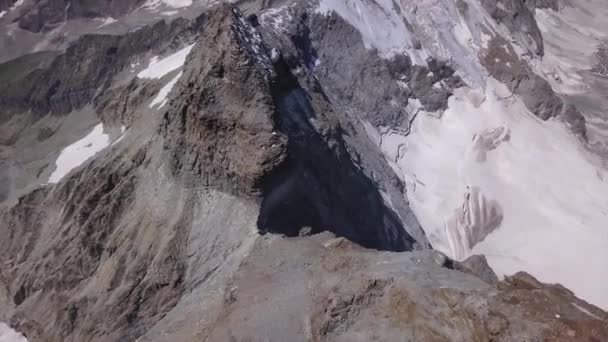 避難所のドローンからの空中ビュージャン アントワーヌ カレル マッターホルンのピークに近いイタリアのAosta Valleyの標高の高いアルプスで登山休息地 — ストック動画