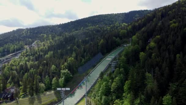 波兰南部旅游胜地Zakopane附近Tatra山区的 Wielka Krokiew Ski Jumping Hill体育场近景 Tracking Left — 图库视频影像