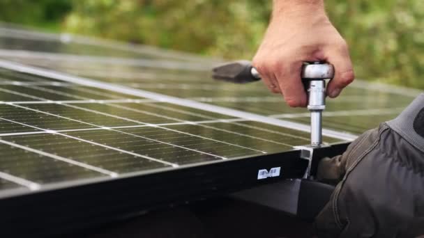 Güneş Paneli Kenar Cıvatalarını Kolay Bir Ingiliz Anahtarıyla Sıkılaştırıyor — Stok video