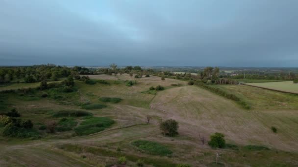 Luftaufnahme Die Bei Sonnenaufgang Mit Dunklen Wolken Durch Flache Wiesen — Stockvideo