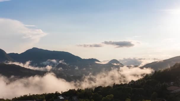 Timelapse Nebbia Nuvole Bassa Quota Che Muovono Paesaggio Montano Tramonto — Video Stock