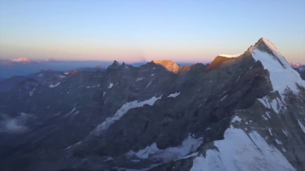 Široký Letecký Výhled Dronu Nad Alpami Sněhem Strmých Skalnatých Svazích — Stock video
