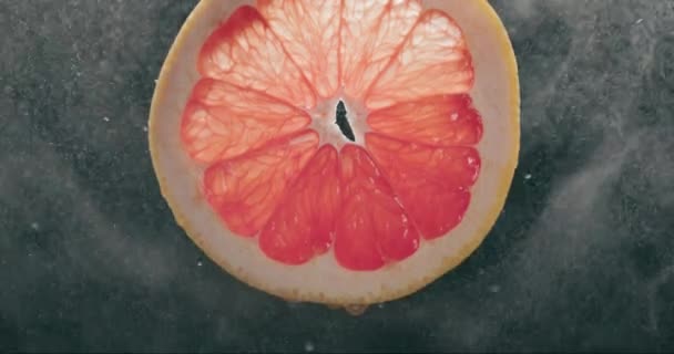 Fresh Grapefruit Slice Splashed Strong Water Droplet Mist Slow Motion — Vídeo de Stock