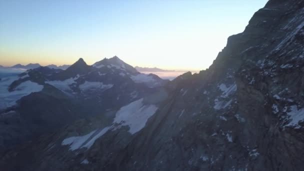 Широкий Воздушный Обзор Беспилотника Над Альпами Восходе Солнца Горными Вершинами — стоковое видео