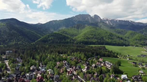 Krajina Míjí Legendární Vrcholek Giewont Polských Tatrách Zemědělská Půda Lesy — Stock video