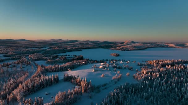 Vista Aérea Torno Casas Deserto Ártico Lapônia Nevada Circulando Tiro — Vídeo de Stock