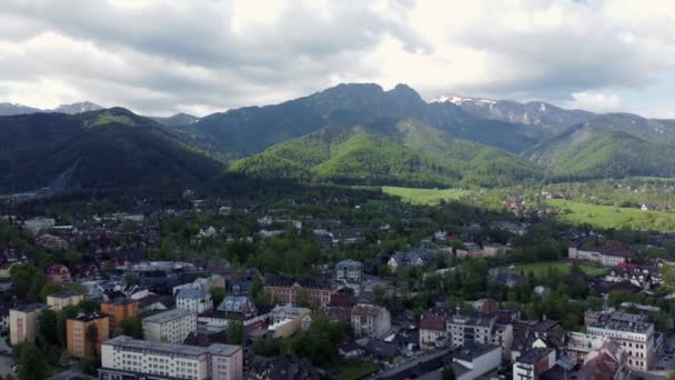 Flyover Zakopane Polonia Pueblo Turístico Con Arquitectura Tradicional Goral Cerca — Vídeo de stock