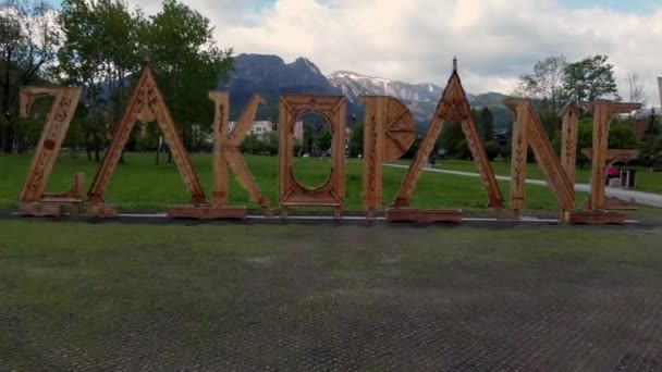 Famoso Cartel Madera Zakopane Cerca Las Montañas Polacas Tatry Tierras — Vídeo de stock