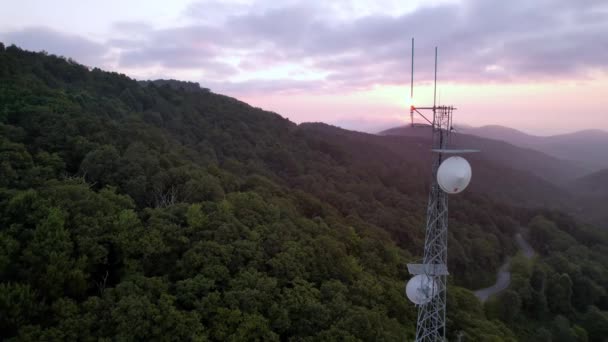 太阳升起时北卡罗莱纳州Boone Nc附近通信塔的空中轨道 — 图库视频影像