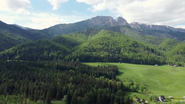 Pejzaż Przelatuje Obok Legendarnego Szczytu Giewontu Polskich Tatrach Pola Uprawne — Wideo stockowe