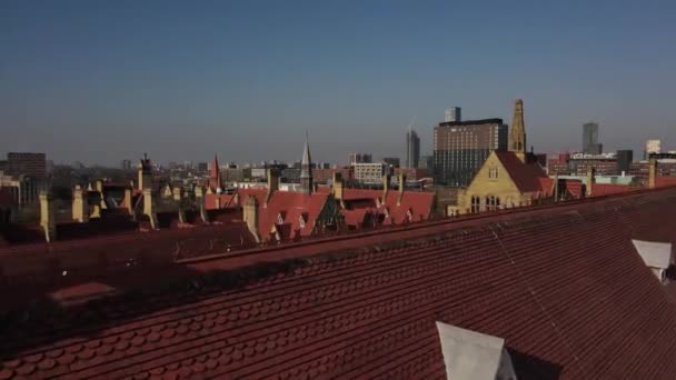 Воздушный Беспилотный Полет Над Крышей Неприятностей Манчестера Пролетающий Между Двумя — стоковое видео