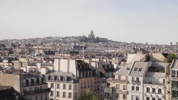 春天里的晴天 从巴黎蓬皮杜天际线顶上俯瞰着蒙马特 前方是美丽的建筑 — 图库视频影像