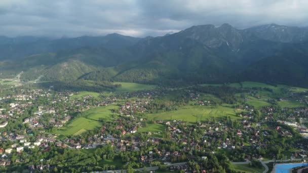 Landscape Flyover Polských Tatry Hory Zemědělská Půda Lesy Legendární Giewont — Stock video