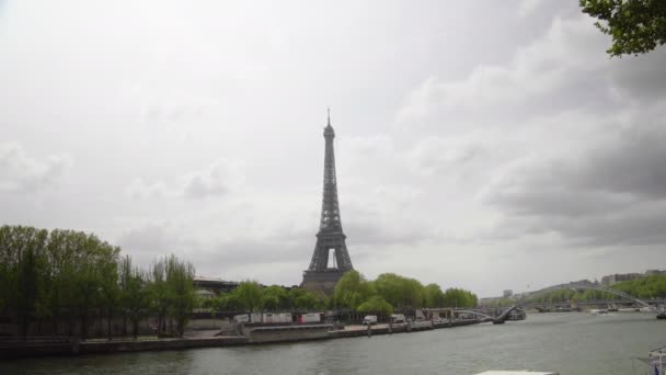 Breed Shot Van Eiffeltoren Parijs Frankrijk Uitzicht Seine April Lente — Stockvideo